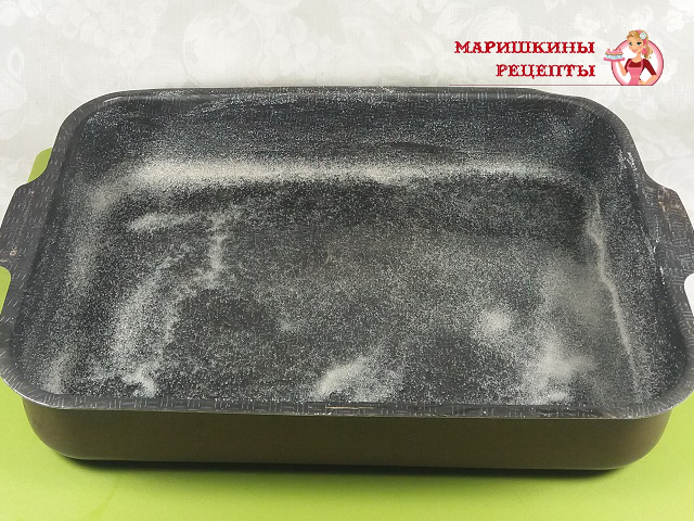 Посыплем форму для выпекания сухой манкой