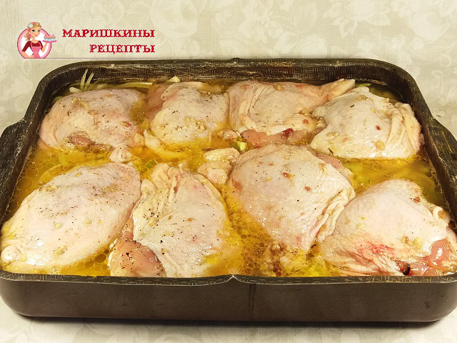 На рис сверху положим куриные бедрышки