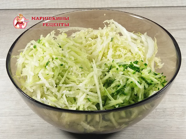 Сложим нашинкованные редьку, огурец и капусту в салатник