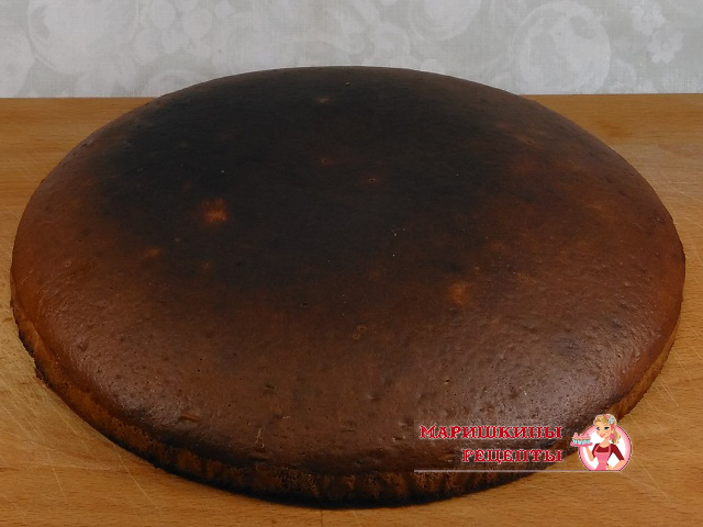 Достаем из духовки готовый корж