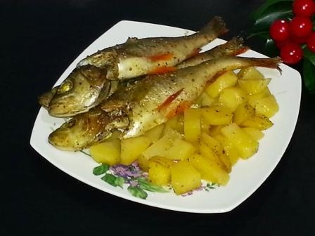 Морской окунь в духовке с картошкой
