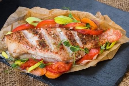Морской окунь в духовке с овощами