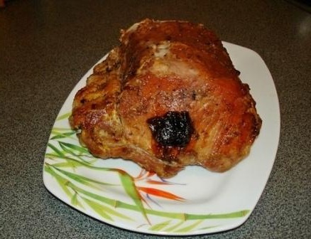 Свиная корейка, фаршированная черносливом запеченная в соли