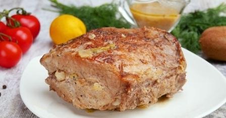 Свиная корейка, фаршированная яблоком и луком