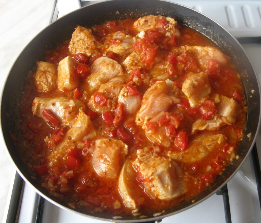 жареная курица в томате