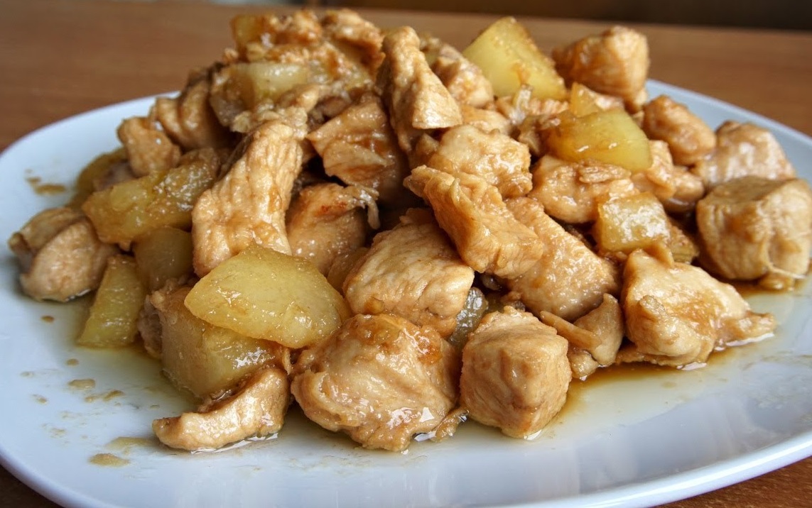 жареная курица в ананасах