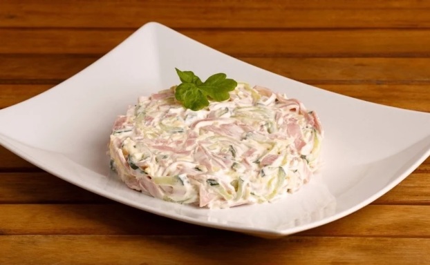 салат дамский каприз с ветчиной